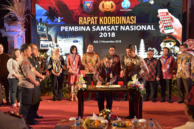 Di Hadapan Kapolri, Plt Gubri Bersama Dirut Bank Riau Kepri Teken MoU Samsat Nasional